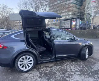 Tesla Model-X 2016 con sistema A trazione integrale, disponibile a Tbilisi.