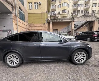 Vista frontale di un noleggio Tesla Model-X a Tbilisi, Georgia ✓ Auto #15272. ✓ Cambio Automatico TM ✓ 0 recensioni.