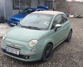 Vista frontale di un noleggio Fiat 500 Cabrio a Tbilisi, Georgia ✓ Auto #15273. ✓ Cambio Automatico TM ✓ 0 recensioni.