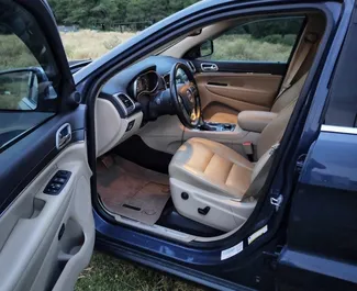 Noleggio Jeep Grand Cherokee. Auto Comfort, Premium, SUV per il noleggio in Georgia ✓ Cauzione di Deposito di 300 GEL ✓ Opzioni assicurative RCT.