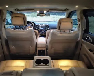 Jeep Grand Cherokee 2020 disponibile per il noleggio a Tbilisi, con limite di chilometraggio di illimitato.