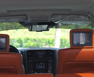 Interni di Nissan Patrol in affitto negli Emirati Arabi Uniti. Un'ottima auto da 7 posti con cambio Automatico.