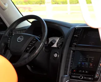 Noleggio Nissan Patrol. Auto Premium, Lusso, SUV per il noleggio negli Emirati Arabi Uniti ✓ Cauzione di Deposito di 2000 AED ✓ Opzioni assicurative RCT.