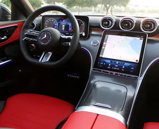 Mercedes-Benz C200 2023 disponibile per il noleggio a Dubai, con limite di chilometraggio di 250 km/giorno.