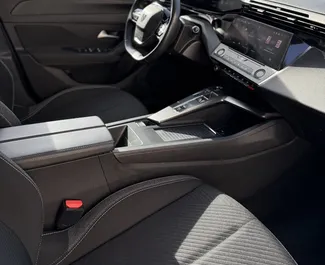 Interni di Peugeot 308 in affitto in Montenegro. Un'ottima auto da 5 posti con cambio Automatico.