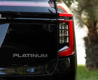 Interni di Nissan Patrol in affitto negli Emirati Arabi Uniti. Un'ottima auto da 7 posti con cambio Automatico.