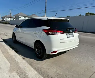 Toyota Yaris 2020 disponibile per il noleggio all'aeroporto Suvarnabhumi di Bangkok, con limite di chilometraggio di illimitato.