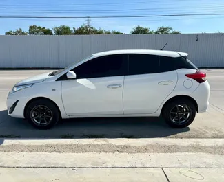 Interni di Toyota Yaris in affitto in Thailandia. Un'ottima auto da 5 posti con cambio Automatico.