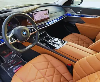 Interni di BMW 735i in affitto negli Emirati Arabi Uniti. Un'ottima auto da 5 posti con cambio Automatico.