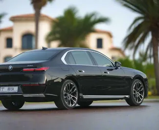 BMW 735i 2025 disponibile per il noleggio a Dubai, con limite di chilometraggio di 250 km/giorno.