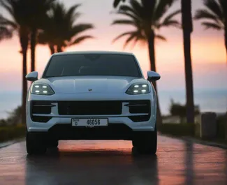 Vista frontale di un noleggio Porsche Cayenne a Dubai, Emirati Arabi Uniti ✓ Auto #15332. ✓ Cambio Automatico TM ✓ 0 recensioni.