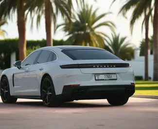 Porsche Panamera 2025 disponibile per il noleggio a Dubai, con limite di chilometraggio di 250 km/giorno.