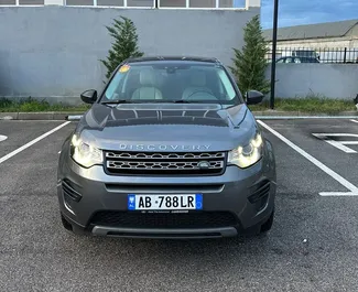 Vista frontale di un noleggio Land Rover Discovery Sport a Tirana, Albania ✓ Auto #8010. ✓ Cambio Automatico TM ✓ 0 recensioni.