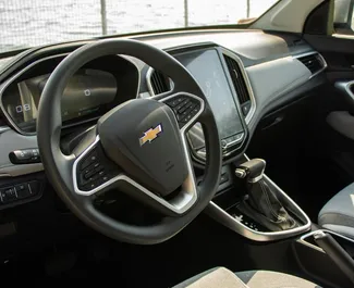 Noleggio Chevrolet Captiva. Auto Comfort, Crossover per il noleggio negli Emirati Arabi Uniti ✓ Cauzione di Deposito di 1500 AED ✓ Opzioni assicurative RCT.