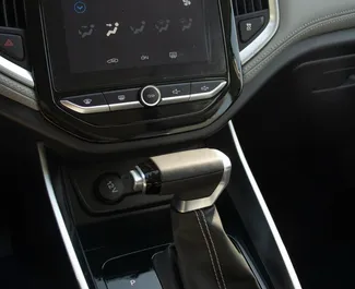 Interni di Chevrolet Captiva in affitto negli Emirati Arabi Uniti. Un'ottima auto da 7 posti con cambio Automatico.