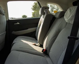 Interni di Chevrolet Captiva in affitto negli Emirati Arabi Uniti. Un'ottima auto da 7 posti con cambio Automatico.