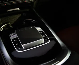 Mercedes-Benz G63 AMG 2025 disponibile per il noleggio a Dubai, con limite di chilometraggio di 250 km/giorno.