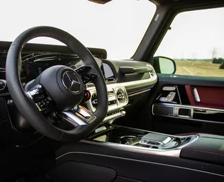 Interni di Mercedes-Benz G63 AMG in affitto negli Emirati Arabi Uniti. Un'ottima auto da 5 posti con cambio Automatico.
