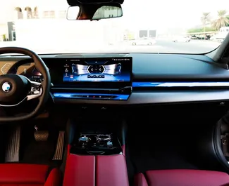 Noleggio BMW 520i. Auto Premium per il noleggio negli Emirati Arabi Uniti ✓ Cauzione di Deposito di 2000 AED ✓ Opzioni assicurative RCT.