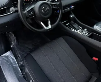 Mazda 6 2025 disponibile per il noleggio a Dubai, con limite di chilometraggio di 250 km/giorno.