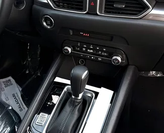 Mazda CX-5 2025 disponibile per il noleggio a Dubai, con limite di chilometraggio di 250 km/giorno.