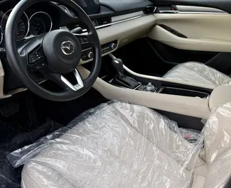 Interni di Mazda CX-5 in affitto negli Emirati Arabi Uniti. Un'ottima auto da 5 posti con cambio Automatico.