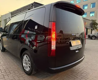 Noleggio Hyundai Staria. Auto Comfort, Monovolume per il noleggio negli Emirati Arabi Uniti ✓ Cauzione di Deposito di 2000 AED ✓ Opzioni assicurative RCT.