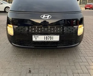 Vista frontale di un noleggio Hyundai Staria a Dubai, Emirati Arabi Uniti ✓ Auto #15333. ✓ Cambio Automatico TM ✓ 0 recensioni.