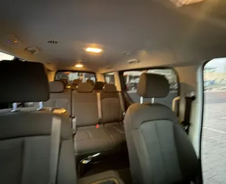 Hyundai Staria 2026 disponibile per il noleggio a Dubai, con limite di chilometraggio di 250 km/giorno.