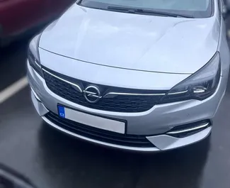 Vista frontale di un noleggio Opel Astra Sports Tourer a Budapest, Ungheria ✓ Auto #15253. ✓ Cambio Automatico TM ✓ 0 recensioni.