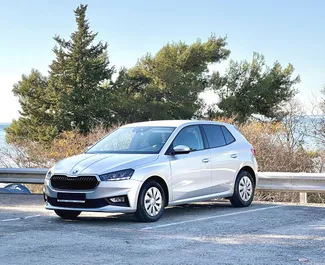 Vista frontale di un noleggio Skoda Fabia a Budva, Montenegro ✓ Auto #15338. ✓ Cambio Automatico TM ✓ 0 recensioni.