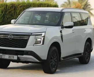 Interni di Nissan Patrol in affitto negli Emirati Arabi Uniti. Un'ottima auto da 7 posti con cambio Automatico.