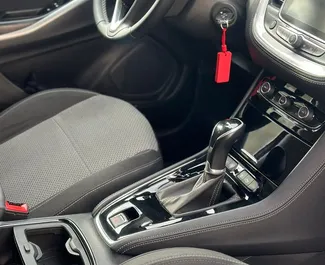 Opel Grandland X 2021 con sistema A trazione anteriore, disponibile a Rafailovici.