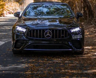 Vista frontale di un noleggio Mercedes-Benz E53 AMG a Dubai, Emirati Arabi Uniti ✓ Auto #15319. ✓ Cambio Automatico TM ✓ 0 recensioni.