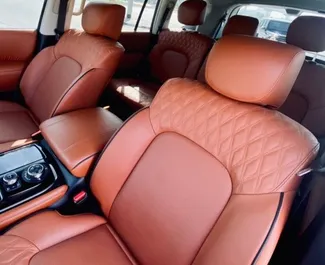 Nissan Patrol 2024 disponibile per il noleggio a Dubai, con limite di chilometraggio di 250 km/giorno.
