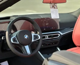 BMW 430i Cabrio 2024 disponibile per il noleggio a Dubai, con limite di chilometraggio di 250 km/giorno.