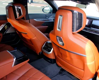 Motore Benzina da L di BMW 735i 2024 per il noleggio a Dubai.