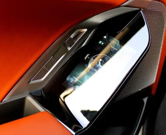 Interni di BMW 735i in affitto negli Emirati Arabi Uniti. Un'ottima auto da 5 posti con cambio Automatico.