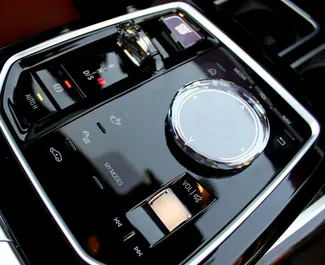 BMW 735i 2024 con sistema A trazione anteriore, disponibile a Dubai.