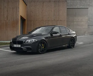 Vista frontale di un noleggio BMW 535 a Tbilisi, Georgia ✓ Auto #11609. ✓ Cambio Automatico TM ✓ 0 recensioni.