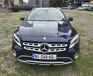 Vista frontale di un noleggio Mercedes-Benz GLA-Class a Batumi, Georgia ✓ Auto #15516. ✓ Cambio Automatico TM ✓ 0 recensioni.