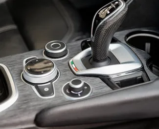 Alfa Romeo Giulia 2022 con sistema A trazione posteriore, disponibile a Tbilisi.