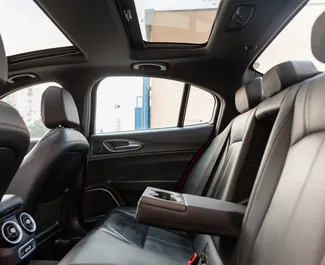 Interni di Alfa Romeo Giulia in affitto in Georgia. Un'ottima auto da 5 posti con cambio Automatico.