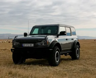 Vista frontale di un noleggio Ford Bronco a Tbilisi, Georgia ✓ Auto #15489. ✓ Cambio Automatico TM ✓ 0 recensioni.