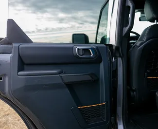 Interni di Ford Bronco in affitto in Georgia. Un'ottima auto da 5 posti con cambio Automatico.