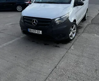 Vista frontale di un noleggio Mercedes-Benz Vito a Tbilisi, Georgia ✓ Auto #15557. ✓ Cambio Manuale TM ✓ 0 recensioni.