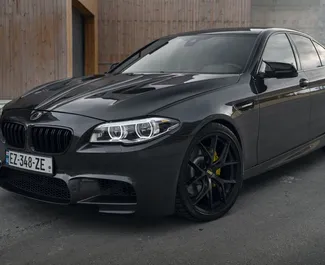 Noleggio BMW 535. Auto Premium per il noleggio in Georgia ✓ Cauzione di Deposito di 550 GEL ✓ Opzioni assicurative RCT, SCDW, Passeggeri, Furto, Giovane.