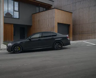 BMW 535 2016 disponibile per il noleggio a Tbilisi, con limite di chilometraggio di 150 km/giorno.