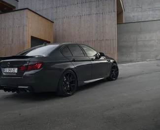 Interni di BMW 535 in affitto in Georgia. Un'ottima auto da 5 posti con cambio Automatico.