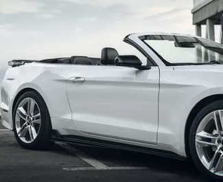 Interni di Ford Mustang GT Cabrio in affitto in Georgia. Un'ottima auto da 4 posti con cambio Automatico.